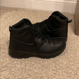 Black nike boots